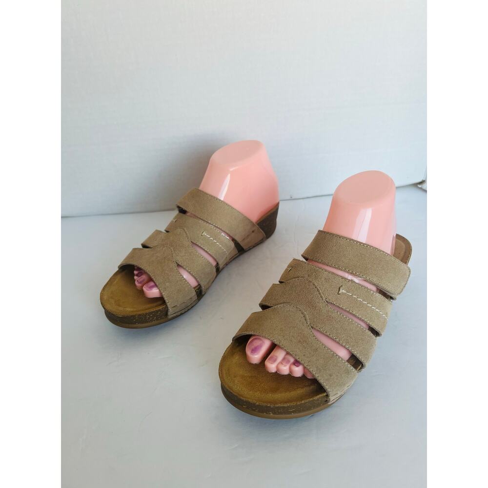 WHITE MOUNTAIN Fame‎ Vegan Beige Suede Comfort Mini Cork Wedge Slide Sandal Sz 8